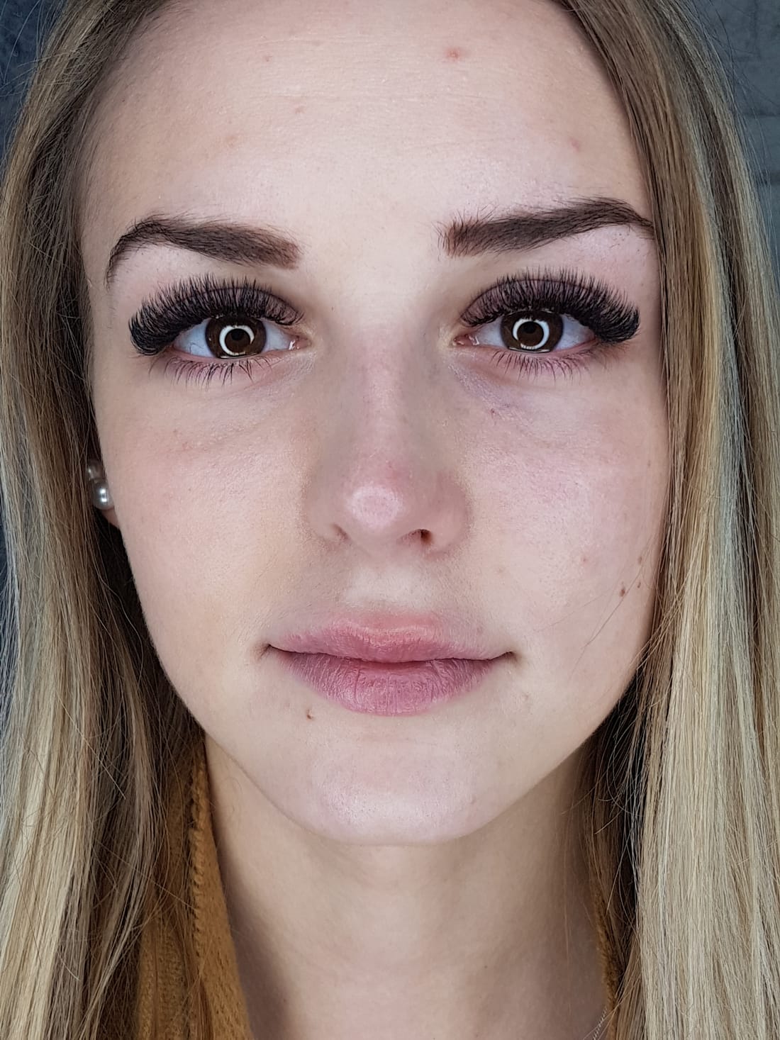 Kundin nach der Wimpernverlängerung