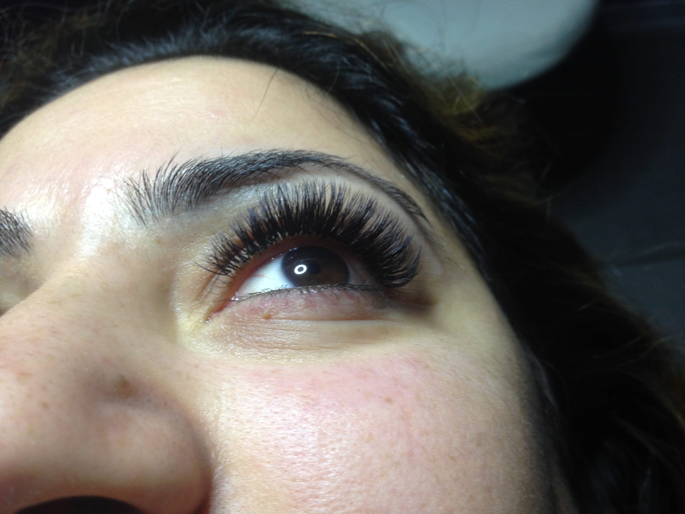 Nahaufnahme eines Auges mit Wimpernverlängerung