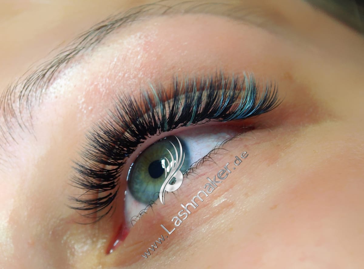 Glamour Look mit mehreren Wimpern pro Naturwimper
