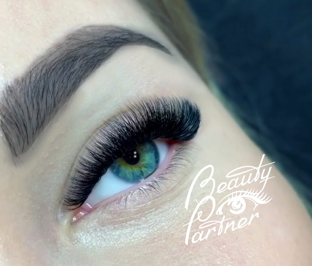 Fertige Wimpernverlängerung im Studio